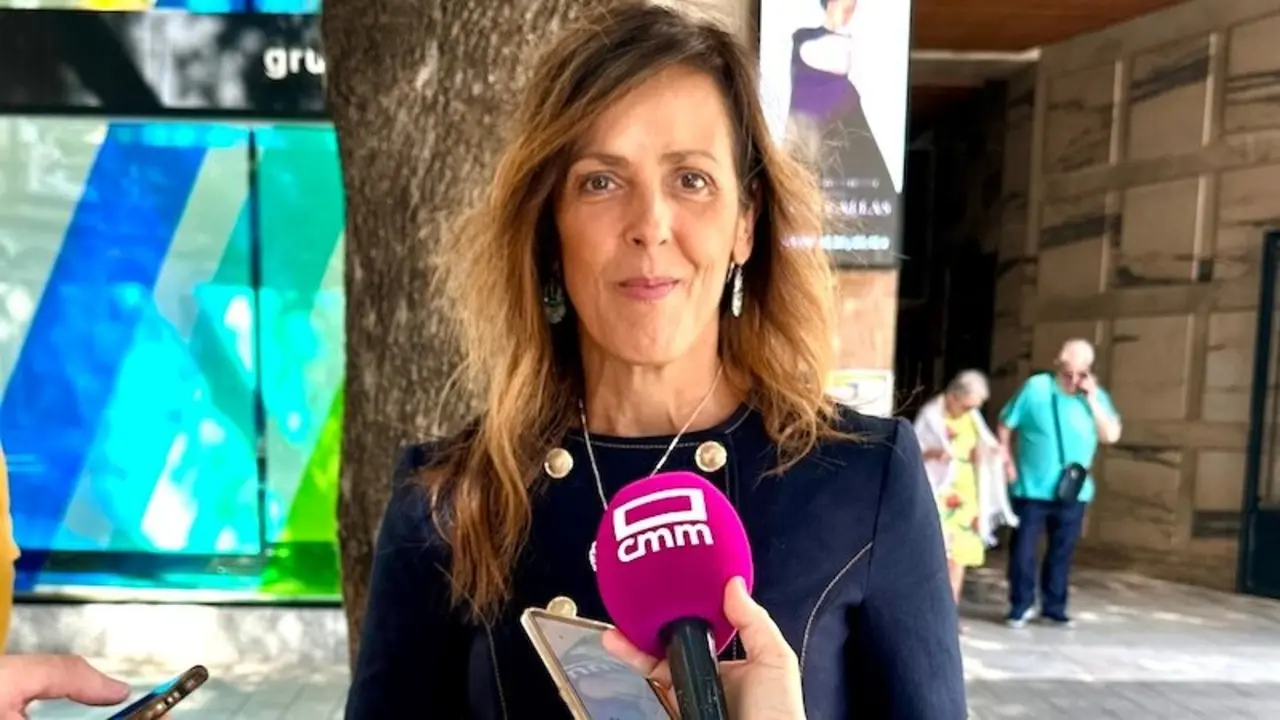 La diputada autonómica del Partido Popular de Castilla-La Mancha, María Gil, atendiendo a los medios este sábado en Albacete