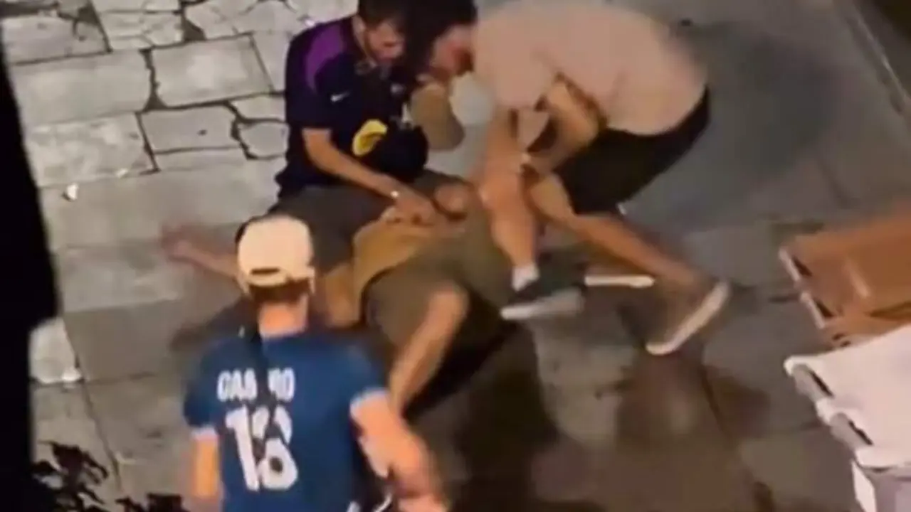 VIDEO. Tres ladrones muy violentos se lanzan sobre un chico y lo apalean para robarle