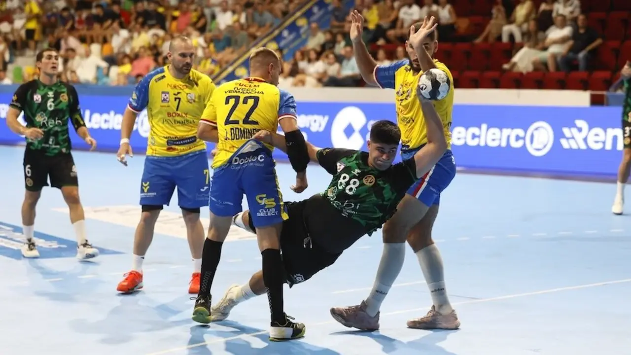 El Caserío Ciudad Real debuta en Asobal con victoria ante el Rebi Cuenca (25-23) - Fotografía: Jose Ramón García-Carpintero