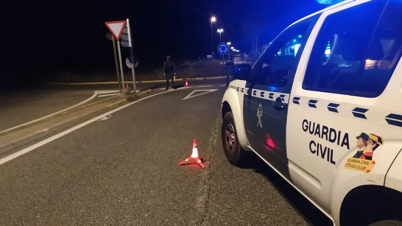 En la imagen de archivo una patrulla de la Guardia Civil de tráfico en una carretera, accidente, atropello, cadáver,