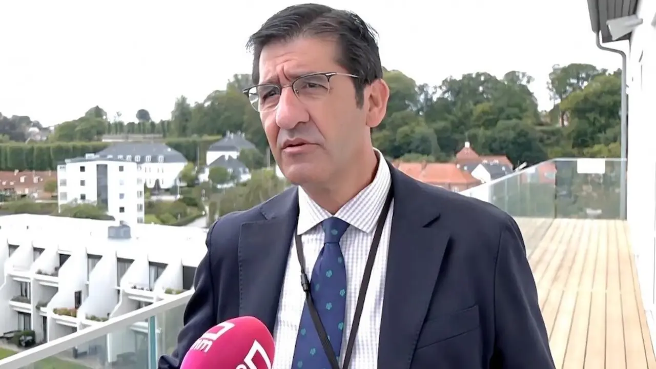 El vicepresidente segundo del Gobierno de Castilla-La Mancha, José Manuel Caballero, atendiendo a los medios de comunicación en Copenhague (Dinamarca), donde se ha celebrado la 235ª Mesa del Comité de las Regiones