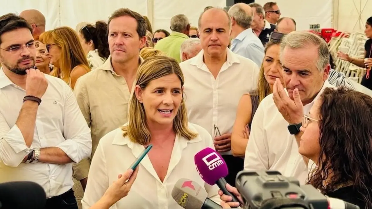 La secretaria general del PP de Castilla-La Mancha y portavoz parlamentaria, Carolina Agudo, atendiendo a los medios de comunicación este domingo en Talavera de la Reina (Toledo)