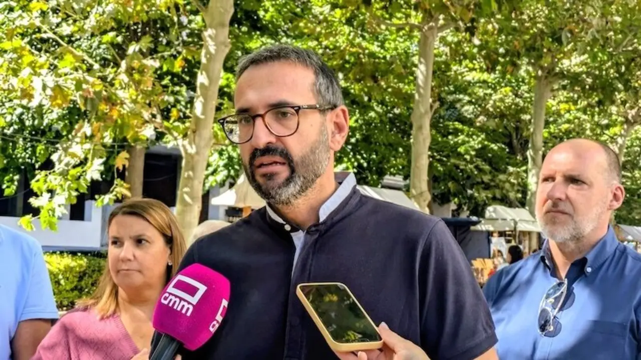 El secretario de Organización del PSOE de Castilla-La Mancha y diputado nacional, Sergio Gutiérrez, atendiendo a los medios de comunicación este domingo en Talavera de la Reina (Toledo)