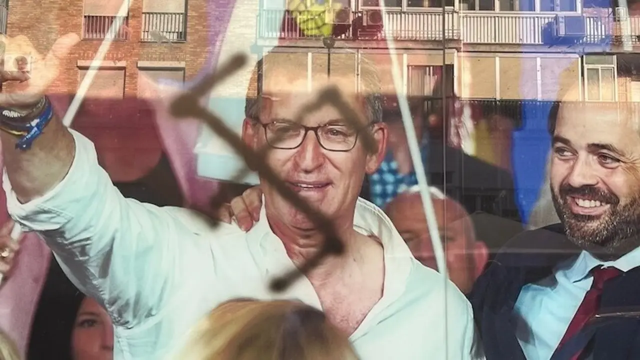 Vandalizan la sede del PP Castilla-La Mancha en Toledo con pintadas nazis y cristaleras golpeadas