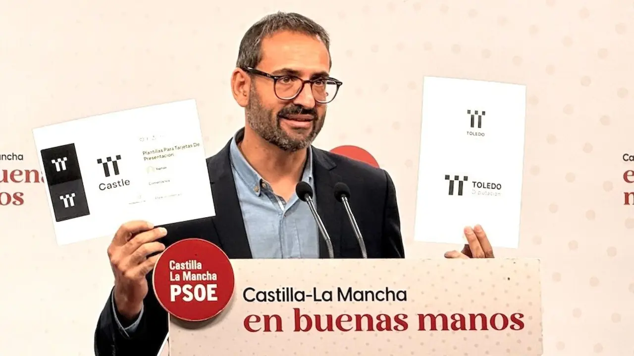 El secretario de Organización del PSOE de Castilla-La Mancha y diputado nacional, Sergio Gutiérrez, durante la rueda de prensa que ha ofrecido en la sede de los socialistas en Toledo