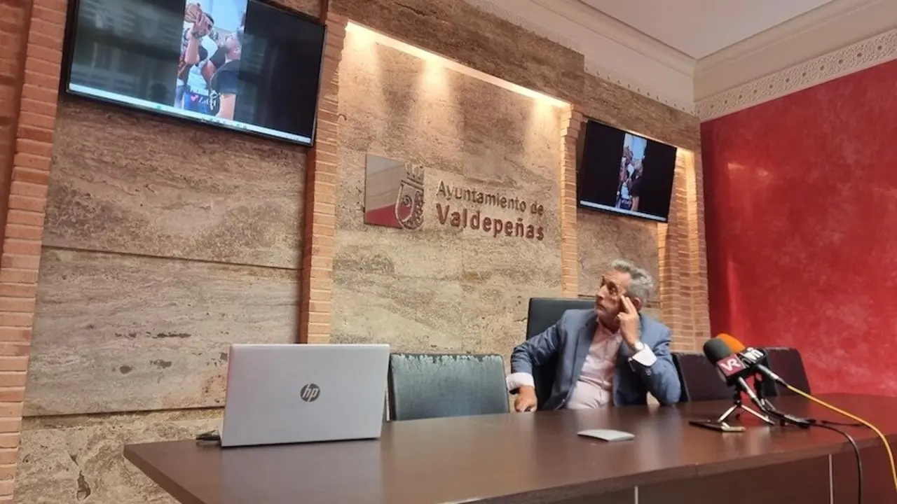 El alcalde de Valdepeñas, Jesús Martín, durante la rueda de prensa que ha ofrecido en el Consistorio