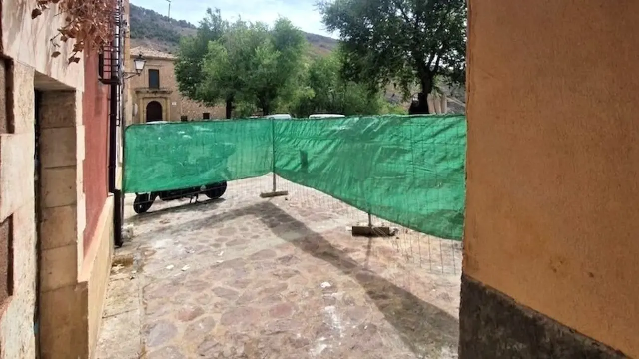 Cortado un acceso a la plaza Ciudad de Ronda de Cuenca por deficiencias en un edificio