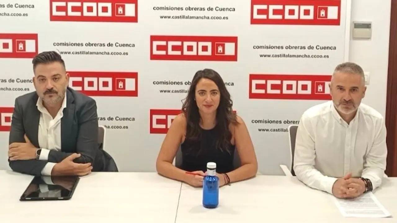 El secretario provincial de CCOO Cuenca, Carlos Hortelano, junto al secretario general de CCOO Industria Castilla-La Mancha, Juan Cuevas; y la presidenta del Comité de Empresa, Claudia Navarro