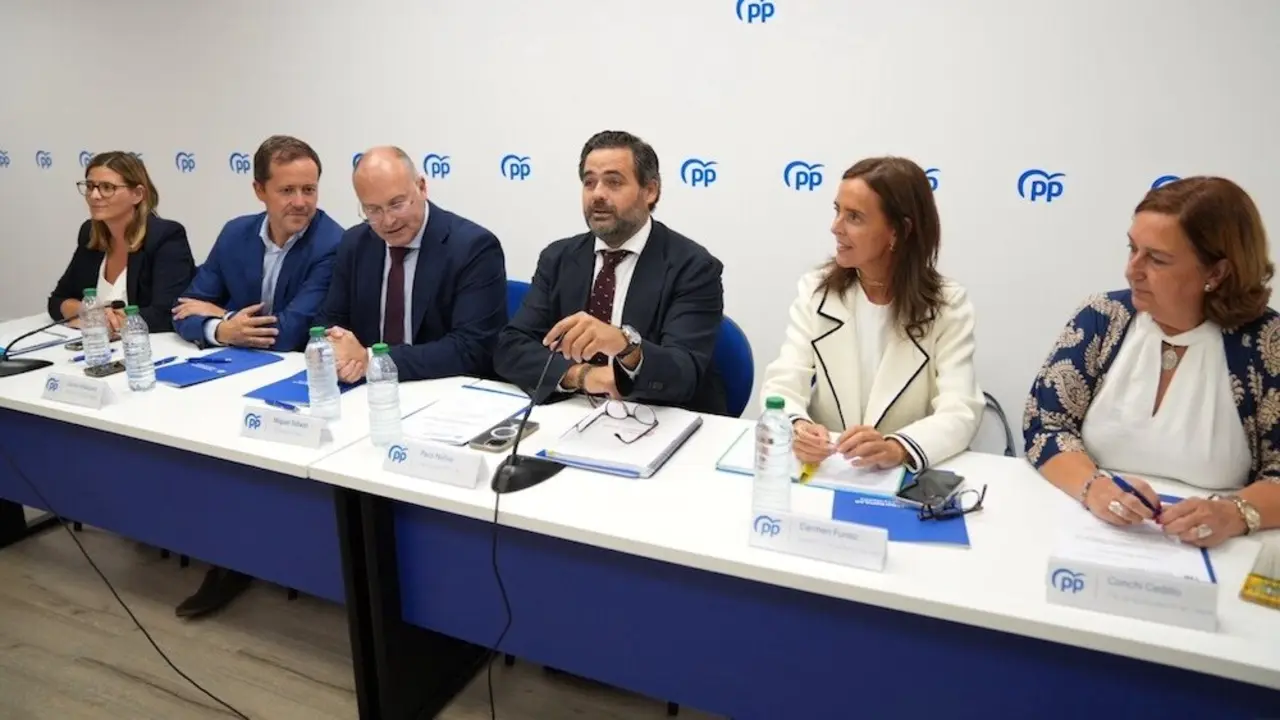El presidente del PP de Castilla-La Mancha, Paco Núñez, en la Junta Directiva Autonómica celebrada este lunes en Toledo, junto al secretario general del PP, Miguel Tellado
