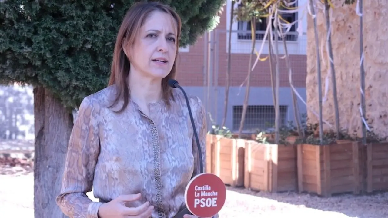 La vicesecretaria general del PSOE de Castilla-La Mancha y eurodiputada, Cristina Maestre, atendiendo a los medios durante la reunión de la Comisión Ejecutiva Regional que el partido ha celebrado en Ocaña (Toledo)