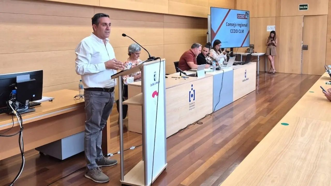 El secretario general de CCOO en Castilla-La Mancha, Javier Ortega, durante su intervención en el Consejo Regional que el sindicato ha celebrado en Toledo