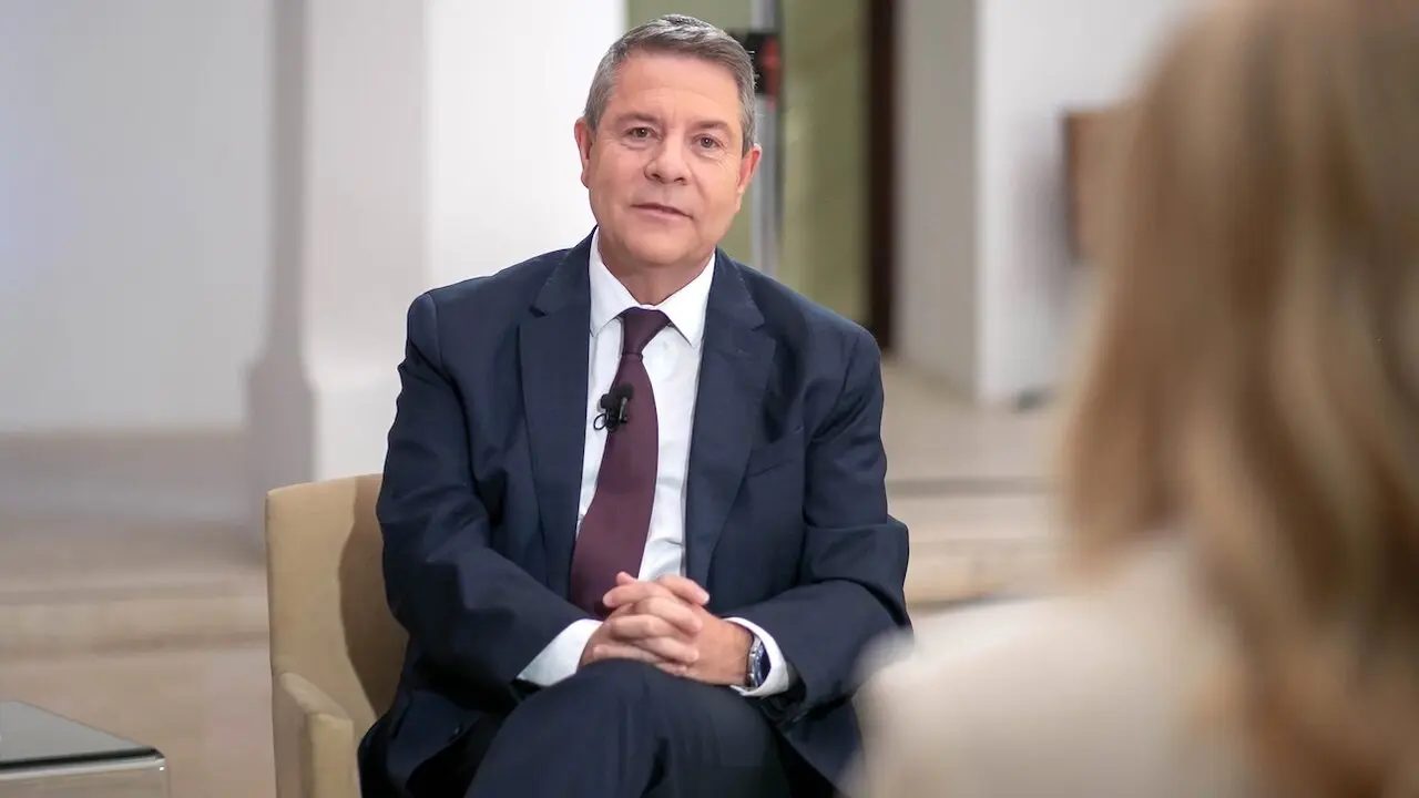 El presidente de Castilla-La Mancha, Emiliano García-Page, en un momento de la entrevista concedida a la RTV pública regional (CMM)