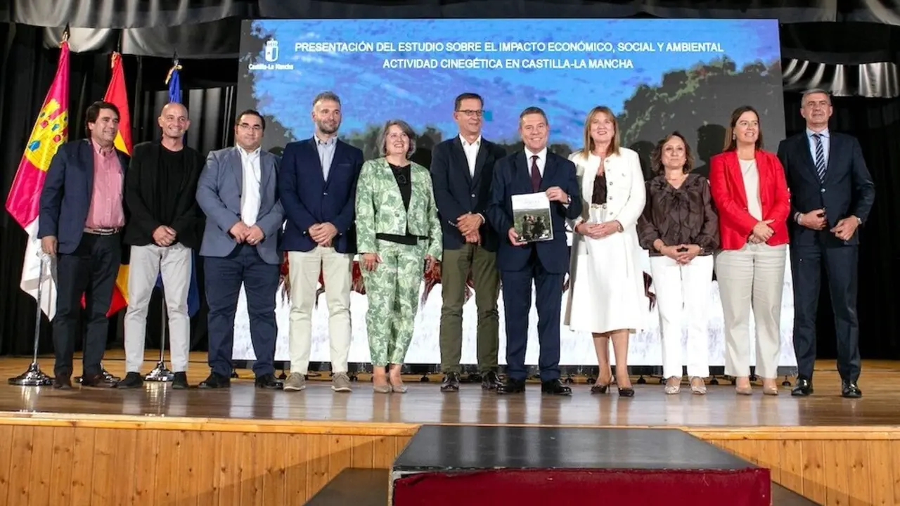 El presidente de Castilla-La Mancha, Emiliano García-Page, ha asistido en San Pablo de los Montes (Toledo), a la presentación del ‘Estudio de impacto económico, social y ambiental de la actividad cinegética de Castilla-La Mancha’