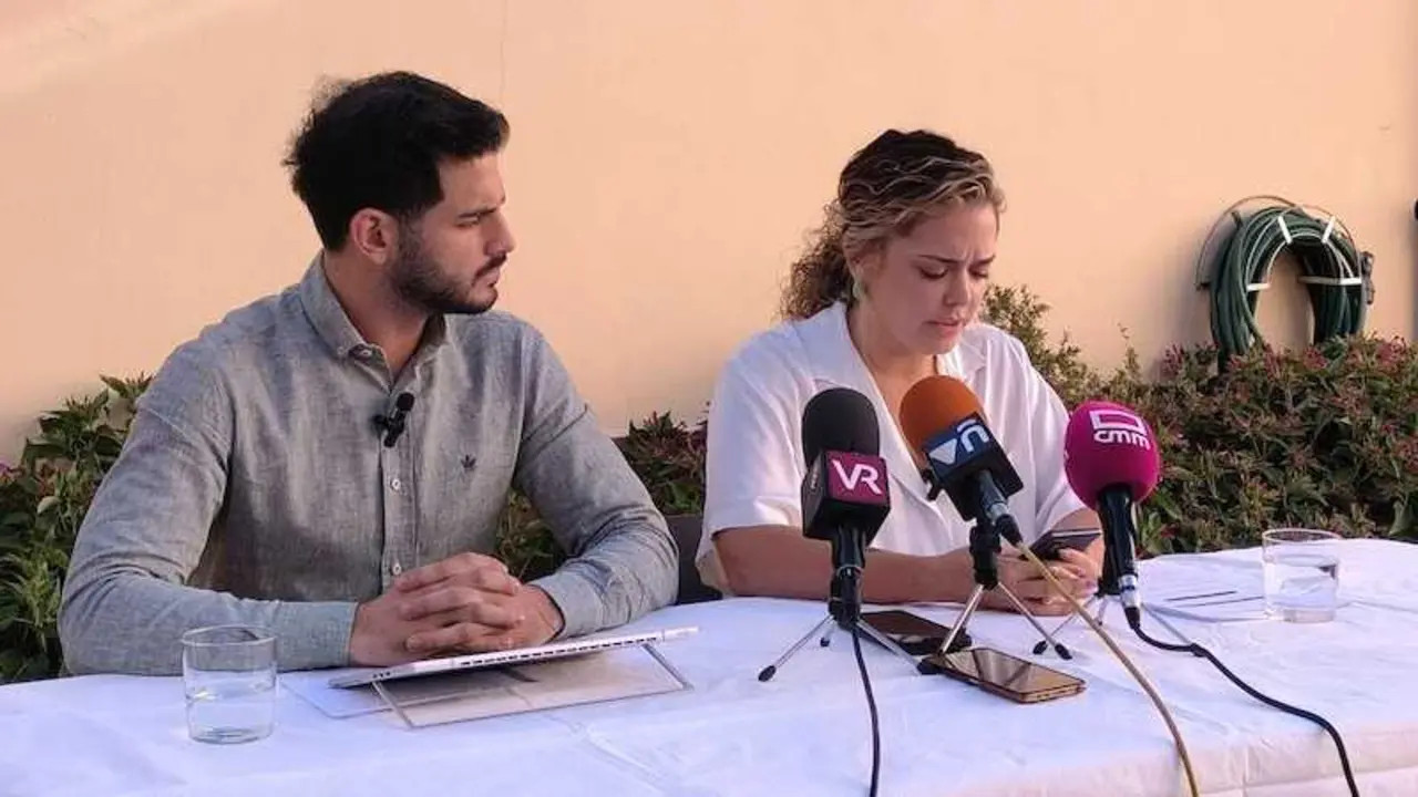 El concejal de Undas por Valdepeñas Alberto Parrilla y su pareja, Loida Donado, en rueda de prensa