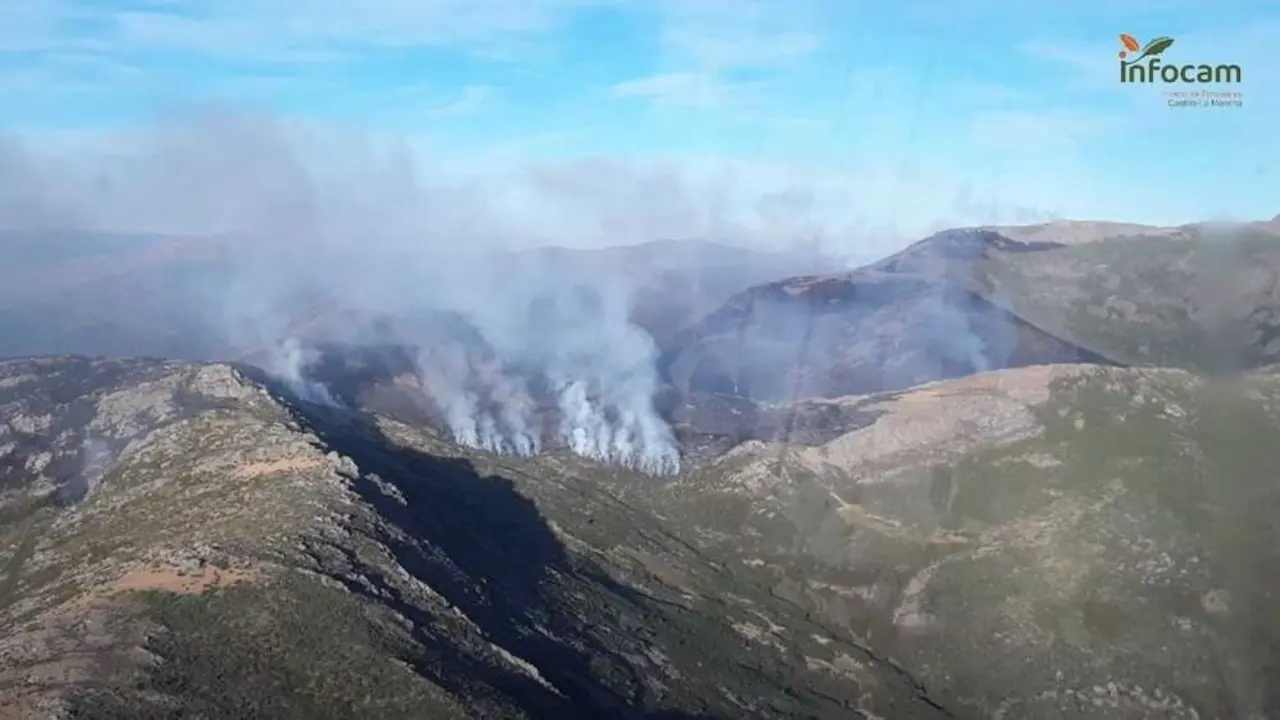 El incendio de Peñalba de la Sierra alcanza las 700 hectáreas y sigue en nivel 1