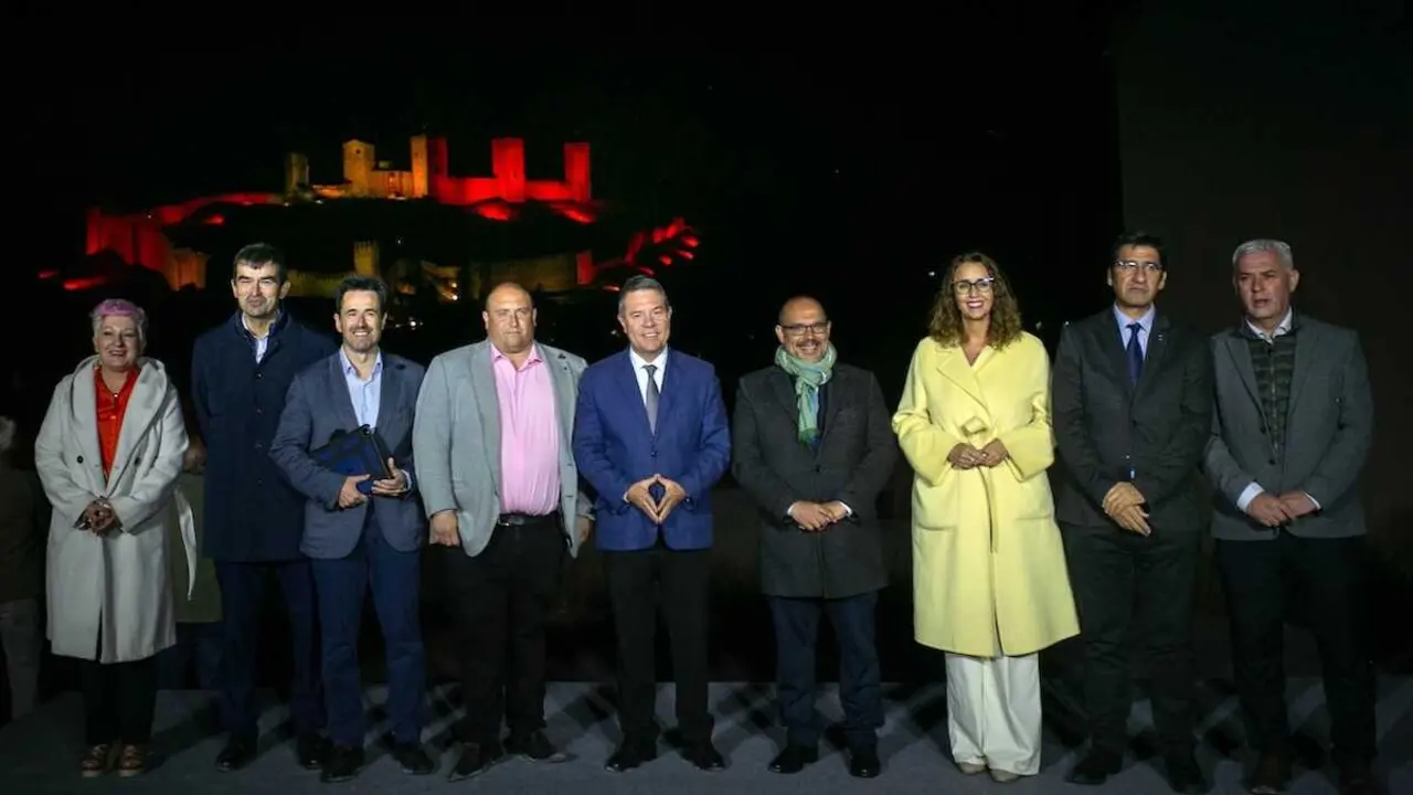 El presidente de Castilla-La Mancha, Emiliano García-Page, inaugura la iluminación artística del Castillo de Molina de Aragón y Torre de Aragón