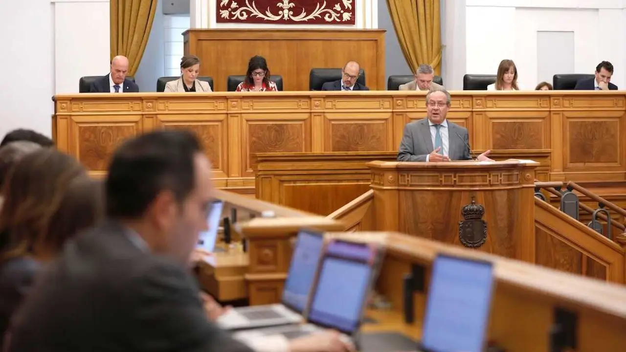 El consejero de Hacienda, Administraciones Públicas y Transformación Digital de Castilla-La Mancha, Juan Alfonso Ruiz Molina, durante su intervención en el Pleno de las Cortes regionales