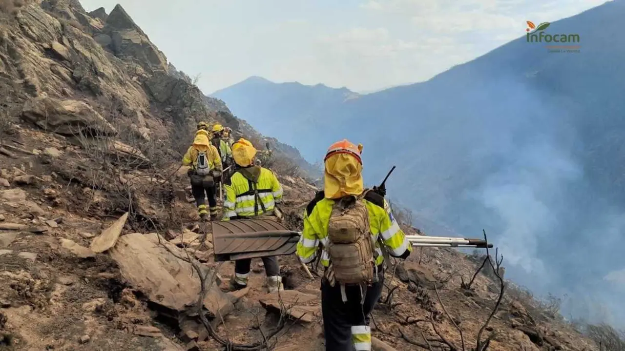 Castilla-La Mancha eleva a nivel 2 el incendio de Peñalba de la Sierra y pide la UME