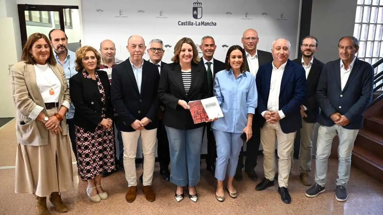 La consejera de Economía, Empresas y Empleo, Patricia Franco, presenta el Plan Estratégico de Comercio Minorista 2025-2030 durante la reunión del Observatorio de Comercio de Castilla-La Mancha, en la sede del IPEX