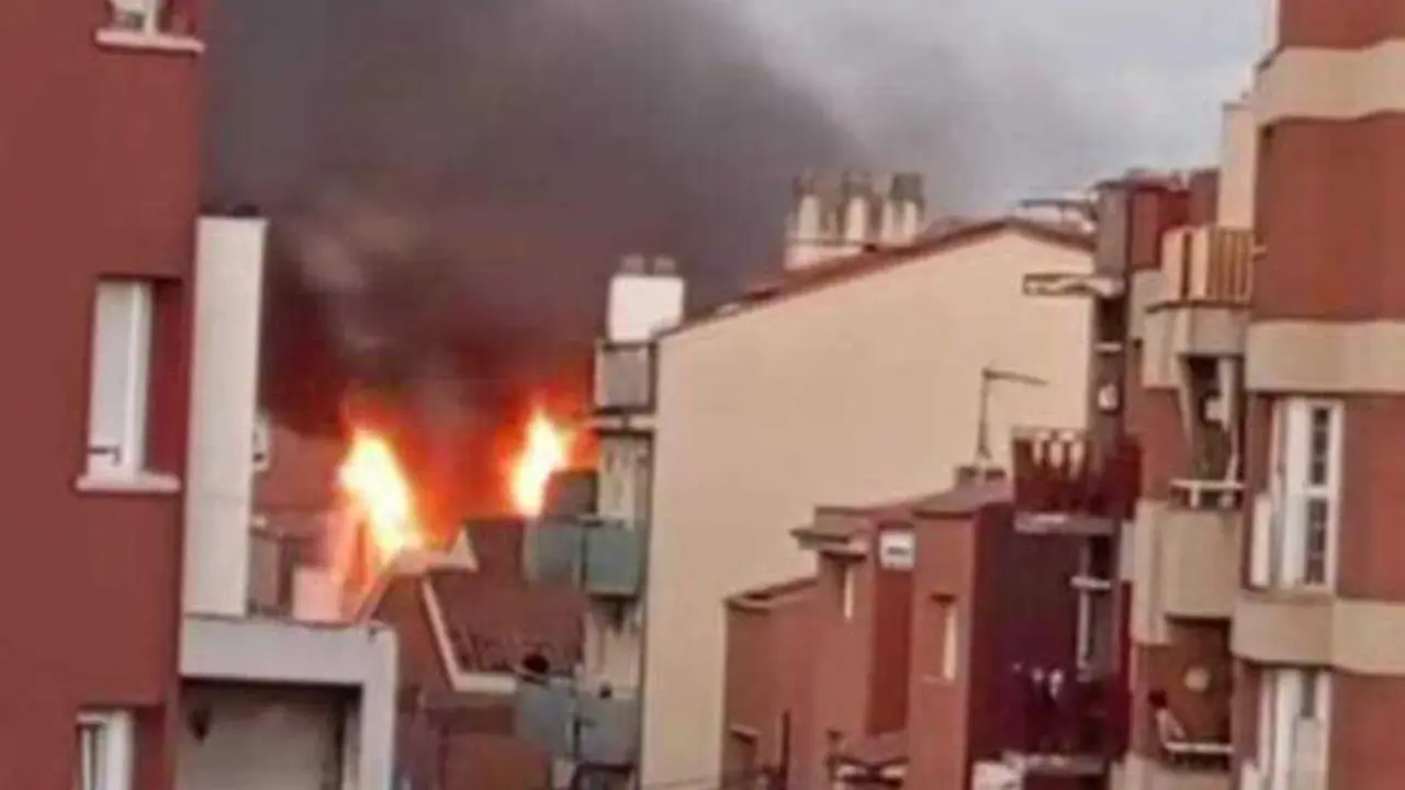 Reyerta después de que okupas provoquen un incendio en el edificio donde viven