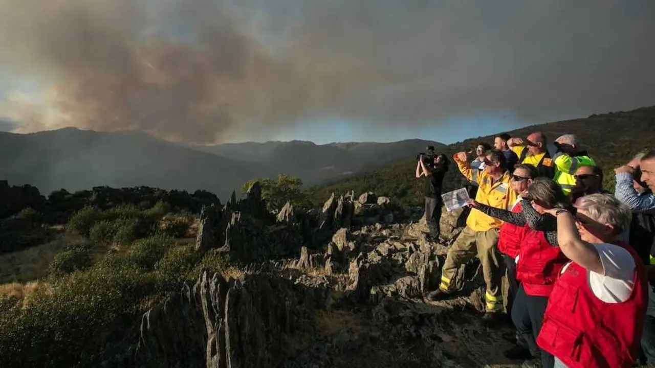 El presidente de Castilla-La Mancha, Emiliano García-Page, visita la zona afectada por el incendio del Pico del Lobo, en el entorno de Peñalba de la Sierra (Guadalajara)