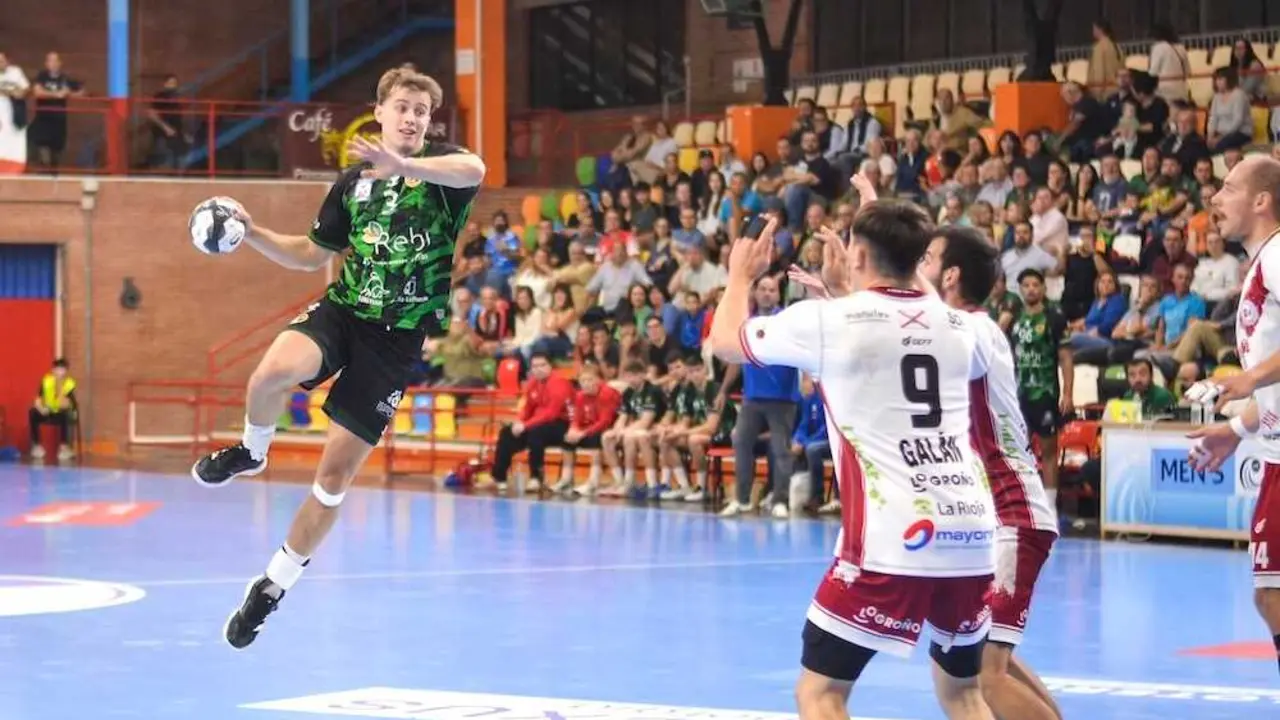El Rebi Cuenca logra ante el Logroño su primera victoria de la temporada (29-28) - Fotografía: J.A. Lillo