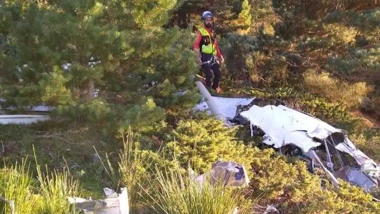 Muere el piloto de una avioneta tras estrellarse en un paraje y salir ardiendo