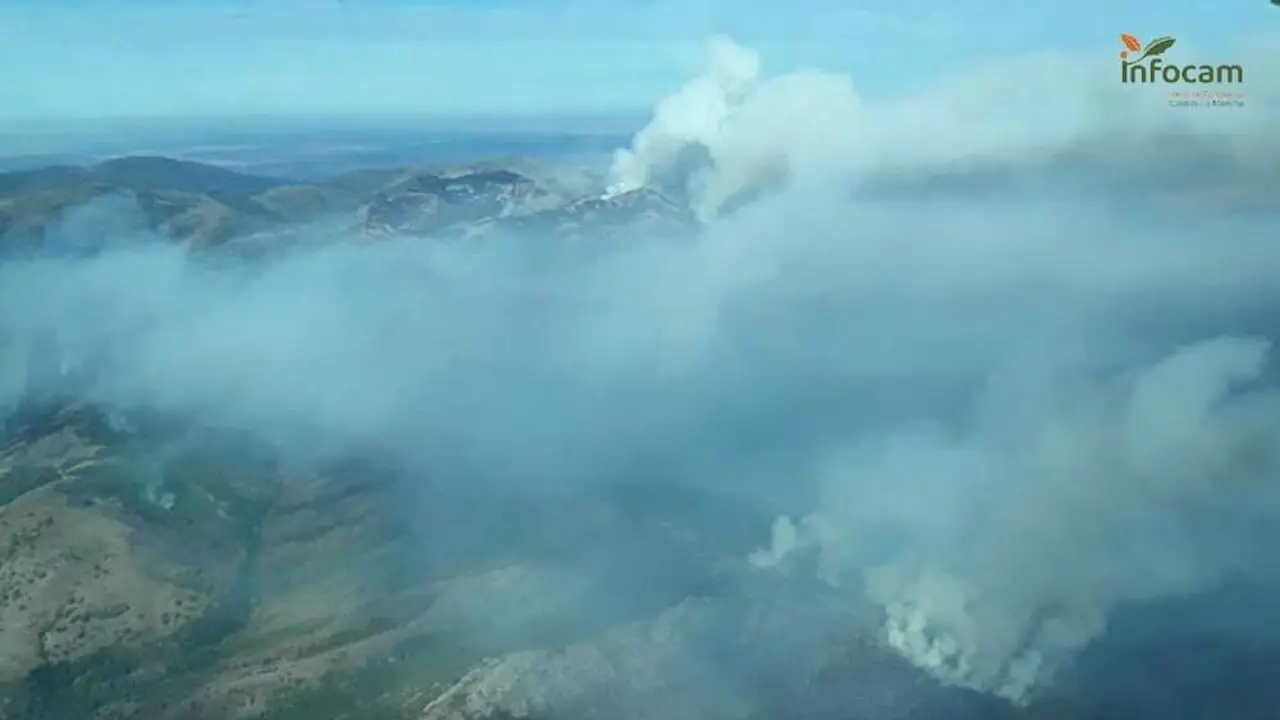 El incendio del Pico del Lobo arrasa 2.000 hectáreas y cierra el Hayedo de Tejera Negra