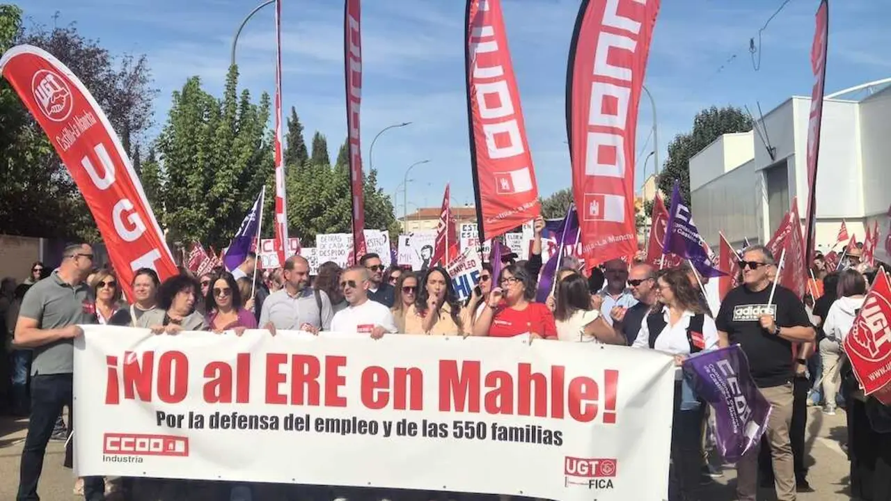 Unas 2.500 personas se manifiestan en Motilla del Palancar (Cuenca) contra el ERE de Mahle que amenaza 550 empleos