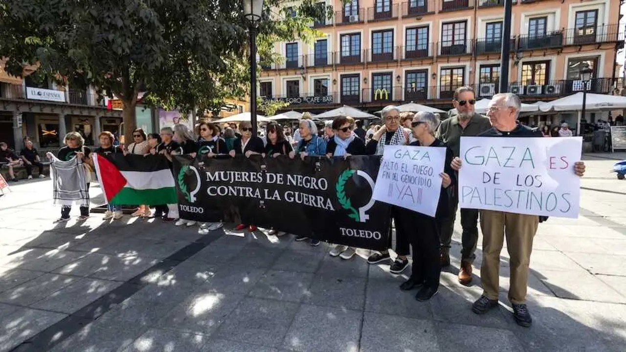 Concentración convocada por el colectivo 'Mujeres de negro contra la guerra' en la plaza Zocodover en Toledo para pedir que acabe el genocidio en Gaza - EFE/Ángeles Visdómine
