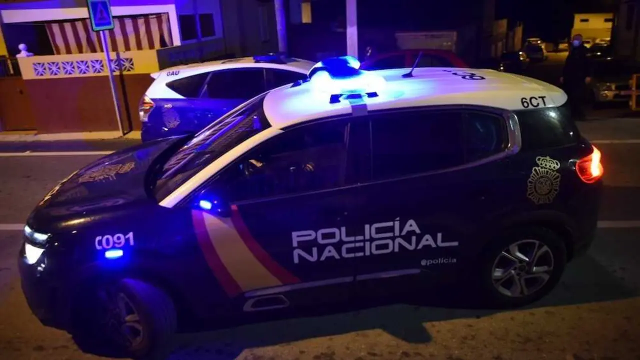 En la imagen de archivo coches patrulla de la Policía Nacional movilizados ante una emergencia, agentes, cadáver, crimen, reyerta, tiroteo, asesinato