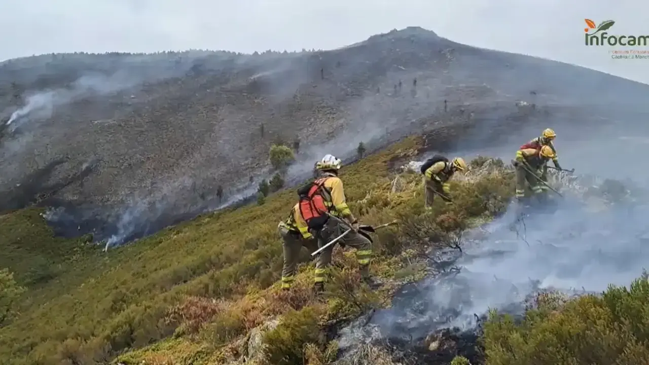 Castilla-La Mancha espera una mejora del incendio del Pico del Lobo pero pide "prudencia"