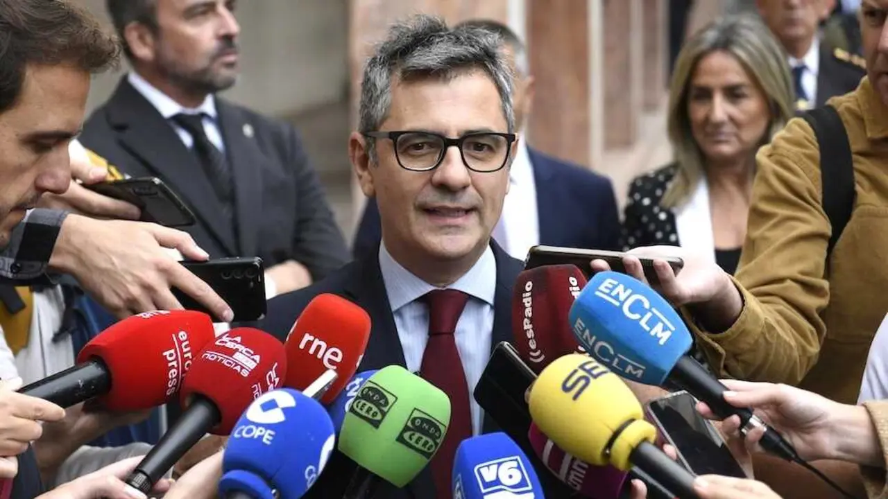 El ministro de Presidencia, Justicia y Relaciones con las Cortes, Félix Bolaños, atendiendo a los medios de comunicación este lunes en Albacete antes de asistir a la apertura del Año Judicial en el TSJCLM - EP/Víctor Fernández