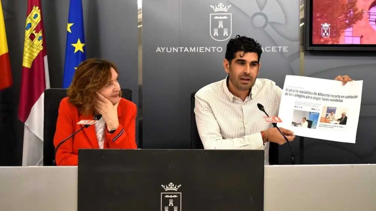 El portavoz del PSOE en el Ayuntamiento de Albacete, José González, en una rueda de prensa acompañado de la concejala María José López