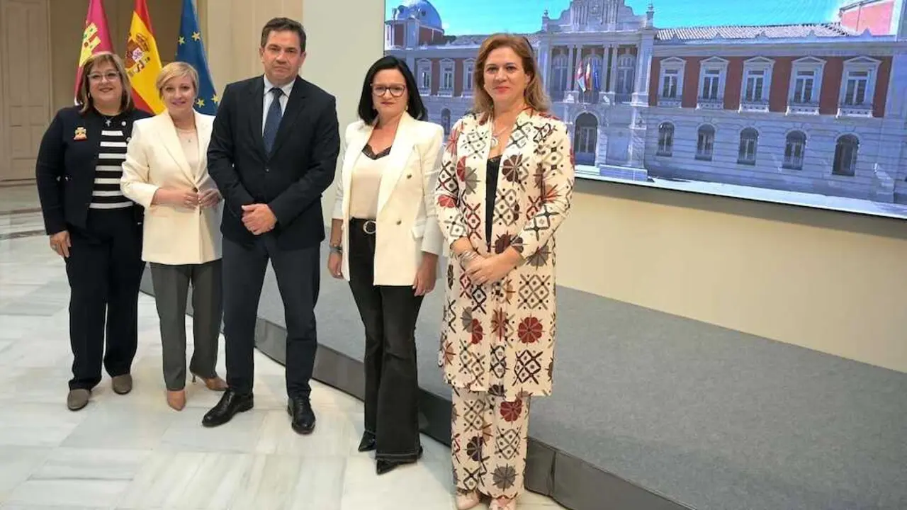 El presidente de la Diputación de Ciudad Real, Miguel Ángel Valverde, junto a diputadas tras la rueda de prensa que ha ofrecido