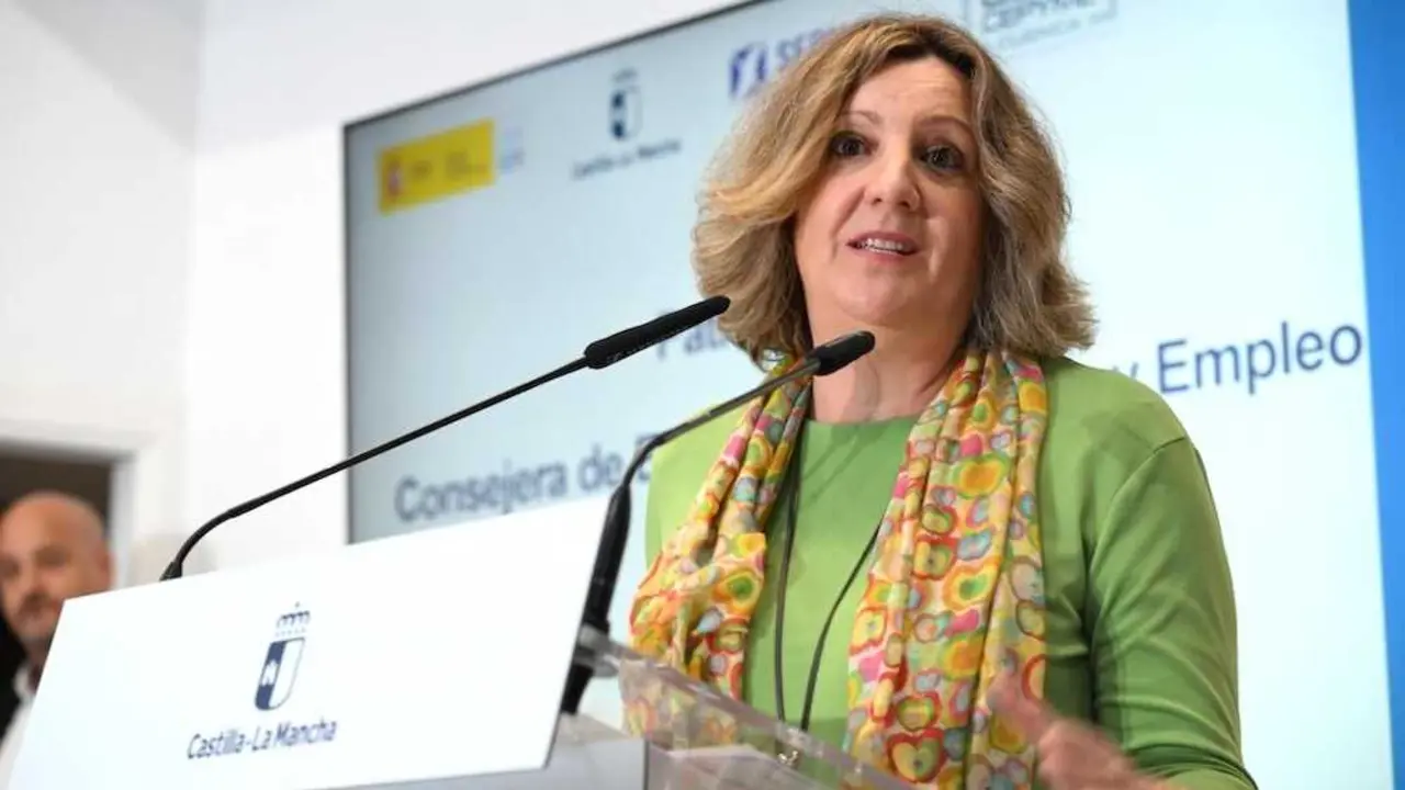 La consejera de Economía, Empresas y Empleo, Patricia Franco, ha presentado en la Delegación Provincial de Educación en Cuenca, las acciones formativas de Formación Profesional en el Ámbito Laboral que se van a poner en marcha para la empresa Sumitomo