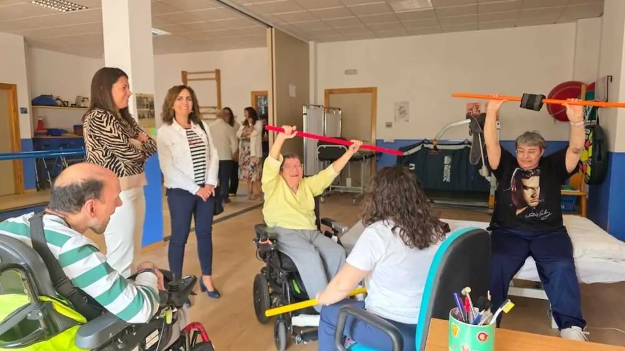 La consejera de Bienestar Social, Bárbara García Torijano, en el Centro de Atención a Personas con Discapacidad Física Gravemente Afectadas de Cuenca