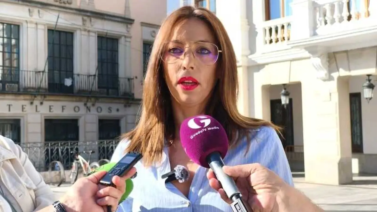 La portavoz del PSOE en el Ayuntamiento de Guadalajara, Lucía de Luz, atendiendo a los medios de comunicación
