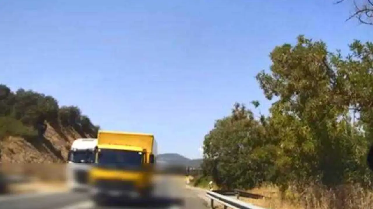 VIDEO. Un camionero ha podido causar una tragedia adelantando a dos camiones