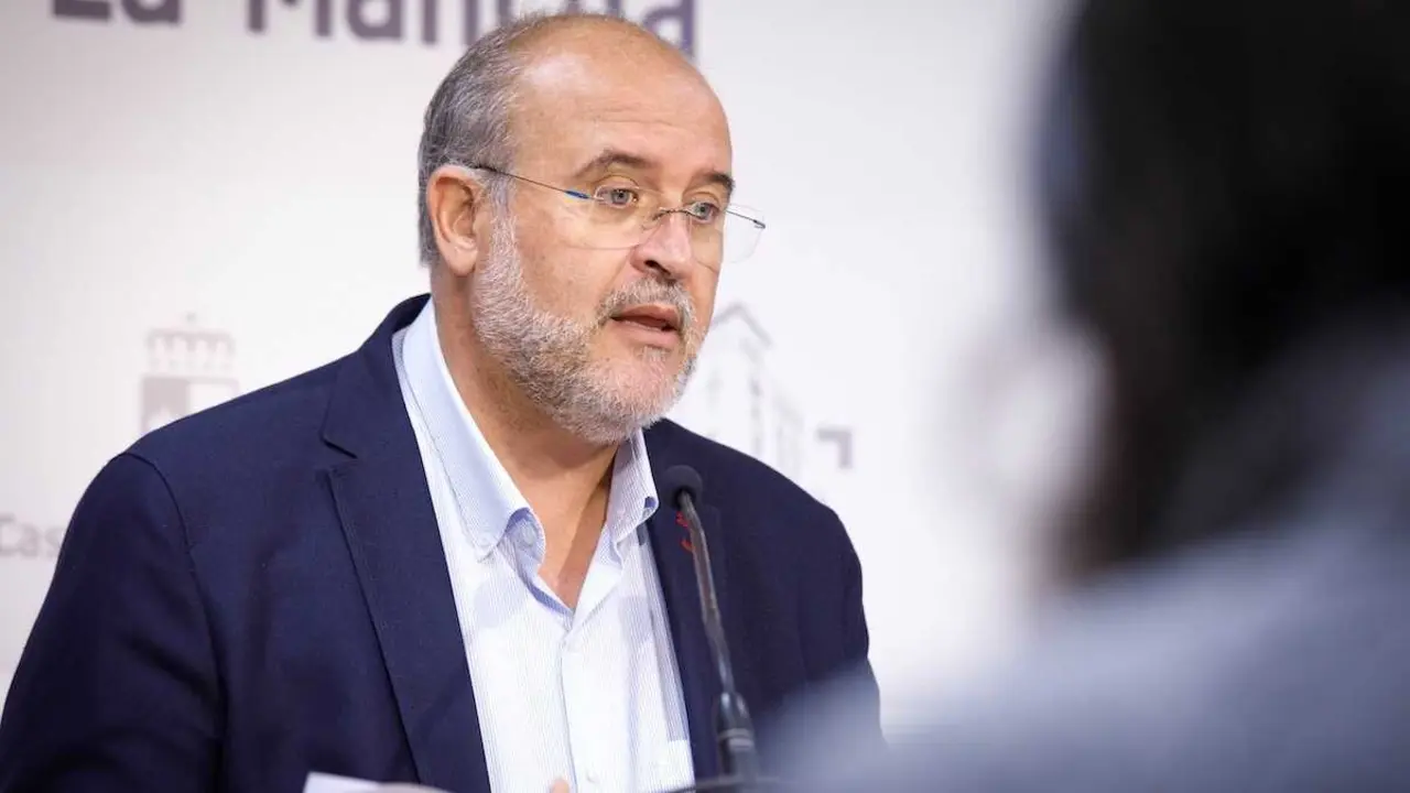El vicepresidente primero del Gobierno regional, José Luis Martínez Guijarro, comparece en rueda de prensa, desde la sede de la Delegación del Gobierno regional en Cuenca, para dar cuenta de la acción del Gobierno regional