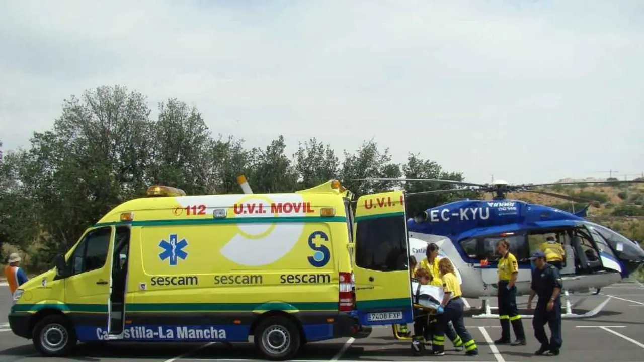 En la imagen de archivo una UVI m&oacute;vil y un helic&oacute;ptero medicalizado del Sescam y sanitarios movilizados ante una emergencia