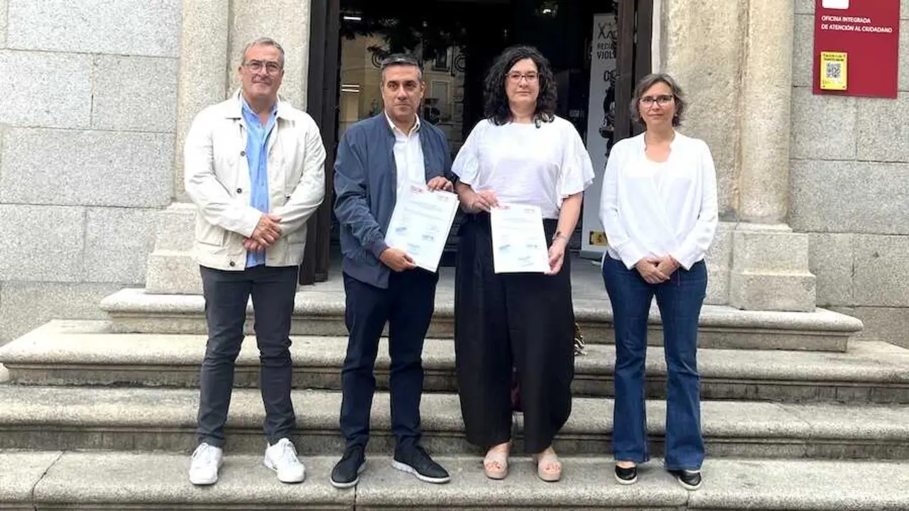 Los secretarios regionales de UGT y CCOO, Lola Alcónez y Javier Ortega, han registrado en la Delegación del Gobierno, en Toledo, la convocatoria de las movilizaciones previstas para el día 15 de octubre en los centros de trabajo