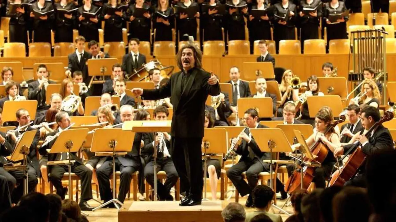 Luis Cobos dirige a la Filarmónica Beethoven en el Teatro Monumental para celebrar sus 175 años