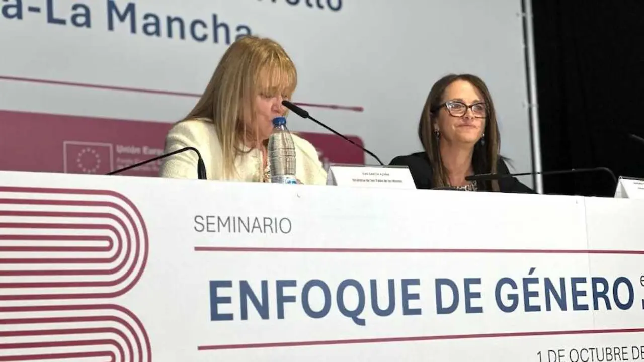 La viceconsejera de Política Agraria Común y Políticas Agroambientales, Gracia Canales Duque (d), y la alcaldesa de San Pablo de los Montes (Toledo), Eva García Azaña (i), durante la inauguración del seminario