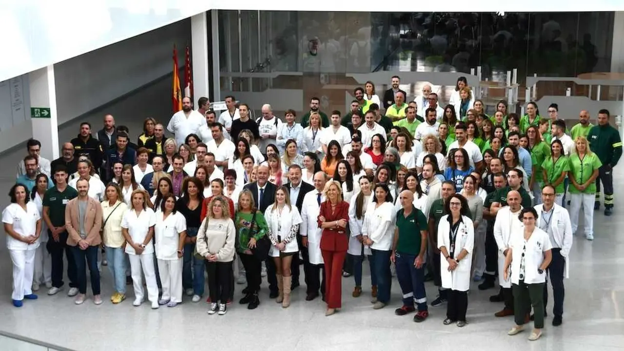 El vicepresidente primero del Gobierno de Castilla-La Mancha, José Luis Martínez Guijarro, ha recibido a los nuevos profesionales que se han contratado para el Hospital Universitario de Cuenca (HUCU)