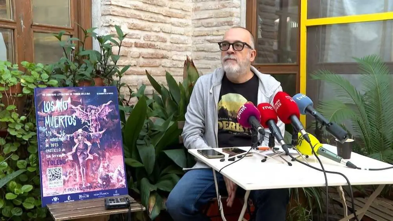 Víctor Martín, responsable de la librería Hojablanca, durante la presentación de las jornadas