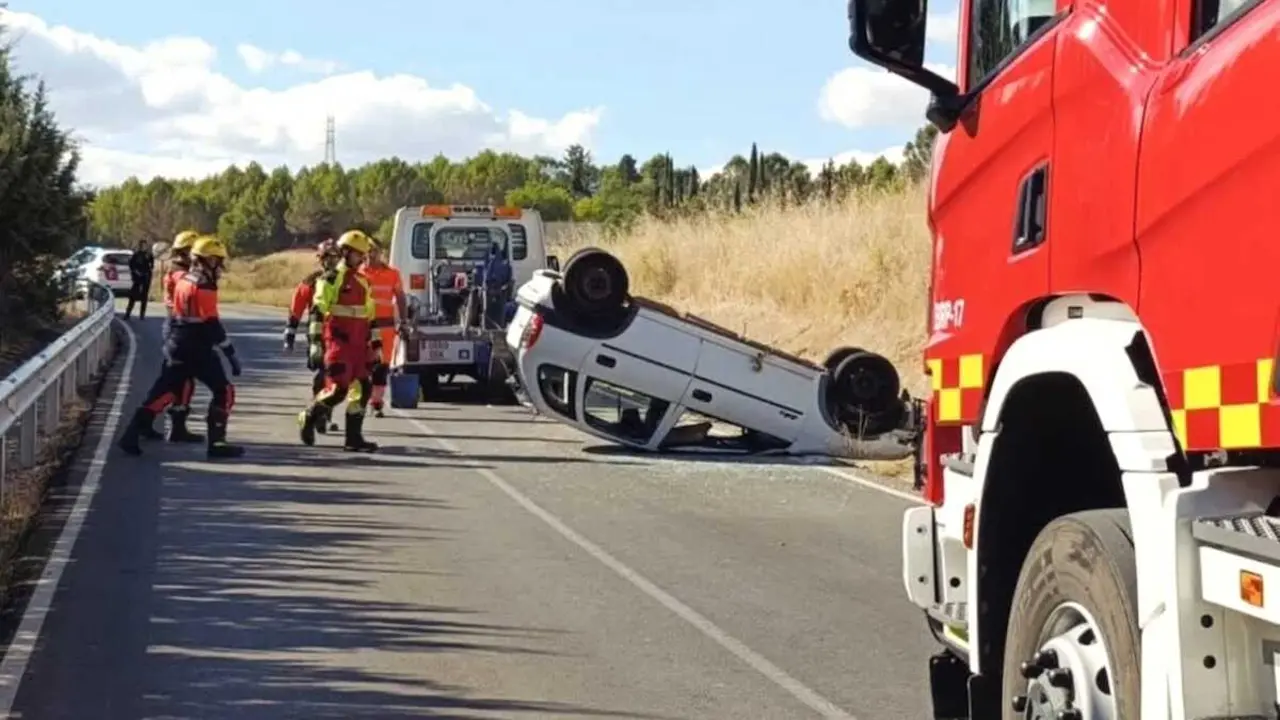 Herido un conductor tras salirse de vía y volcar su coche en la carretera de Nohales en Cuenca