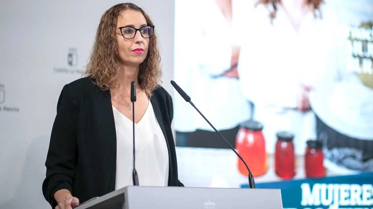 La consejera de Igualdad de Castilla-La Mancha, Sara Simón, este jueves en rueda de prensa en el Palacio de Fuensalida de Toledo