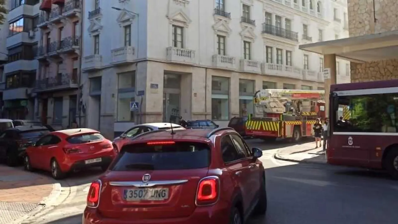 Los bomberos de Cuenca intervienen en un incendio en el sótano del Edificio Iberia