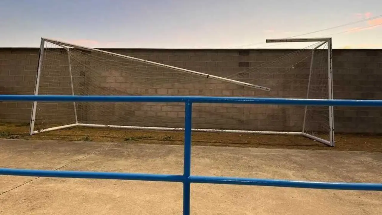 Un jugador de fútbol, con diez puntos en la cabeza tras romperse una portería en Talavera de la Reina (Toledo)